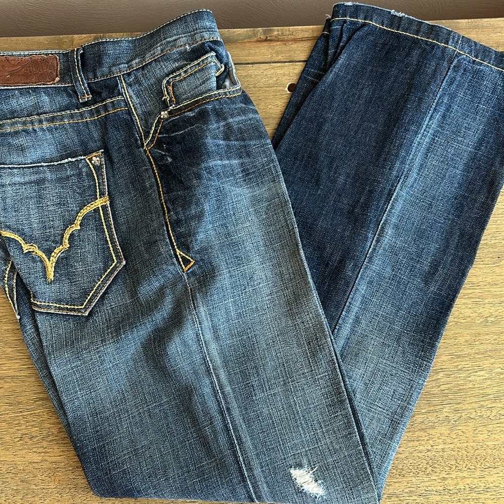 Manchester Men’s Distress Blue Jeans. Size 32. One Hundred Percent Cotton.